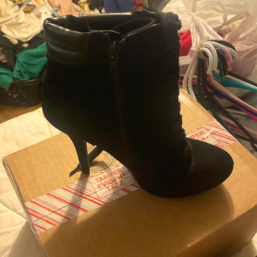 Size 8 Apicasso faux black booties